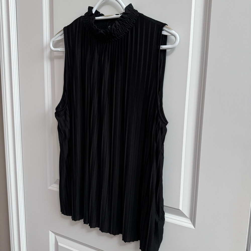 NWT H&M black pleated sleeveless top. Size L